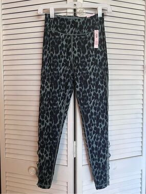 NWT Victoria’s Secret Incredible Essential Leggings